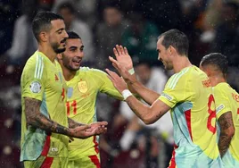 Los jugadores de la selección española celebran uno de los cuatro goles que anotaron frente a Suiza.