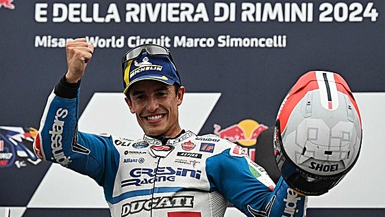 Marc Márquez aprovecha un chaparrón para volver a ganar en Misano