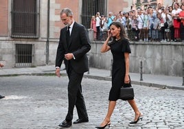 Los Reyes Felipe y Letizia antes de asistir al funeral de Juan Gómez-Acebo celebrado este domingo.