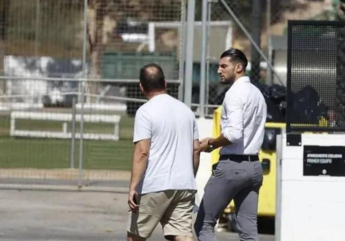 Rafa Mir, a su salida de la Ciudad Deportiva de Paterna en el mediodía del lunes.