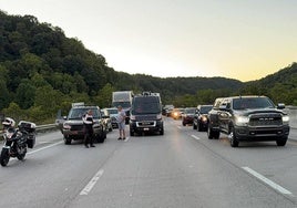 La Policía busca a un francotirador «peligroso» que disparó contra doce coches en una autopista de Kentucky