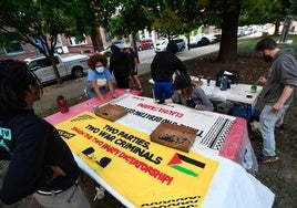Varias personas preparan carteles contra la guerra de Israel en Filadelfia.