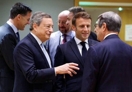 El ex primer ministro italiano junto a Emmanuel Macron en Bruselas.