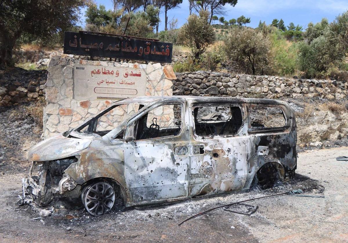 Un vehículo calcinado en la provincia de Hama, en el centro de Siria, tras los ataques israelíes.