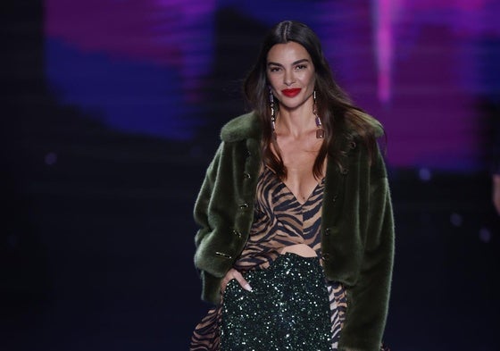 Joana Sanz luce una creación de Lola Casademunt en la de Mercedes-Benz Fashion Week Madrid de febrero de 2023.