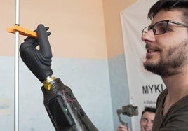 Daniel manipula una pinza con el brazo robótico.