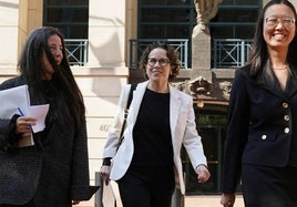 Karen Dunn, en el centro, a la salida del tribunal de Virginia donde se juzgan las posibles prácticas monopolísticas de Google.