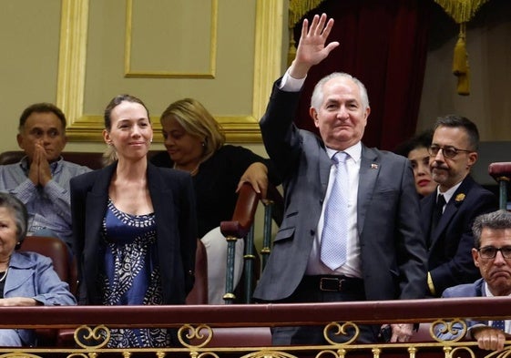 El ex alcalde de Caracas, Antonio Ledezma, y la hija de Edmundo gonzález, Carolina González, durante el pleno del Congreso este martes.