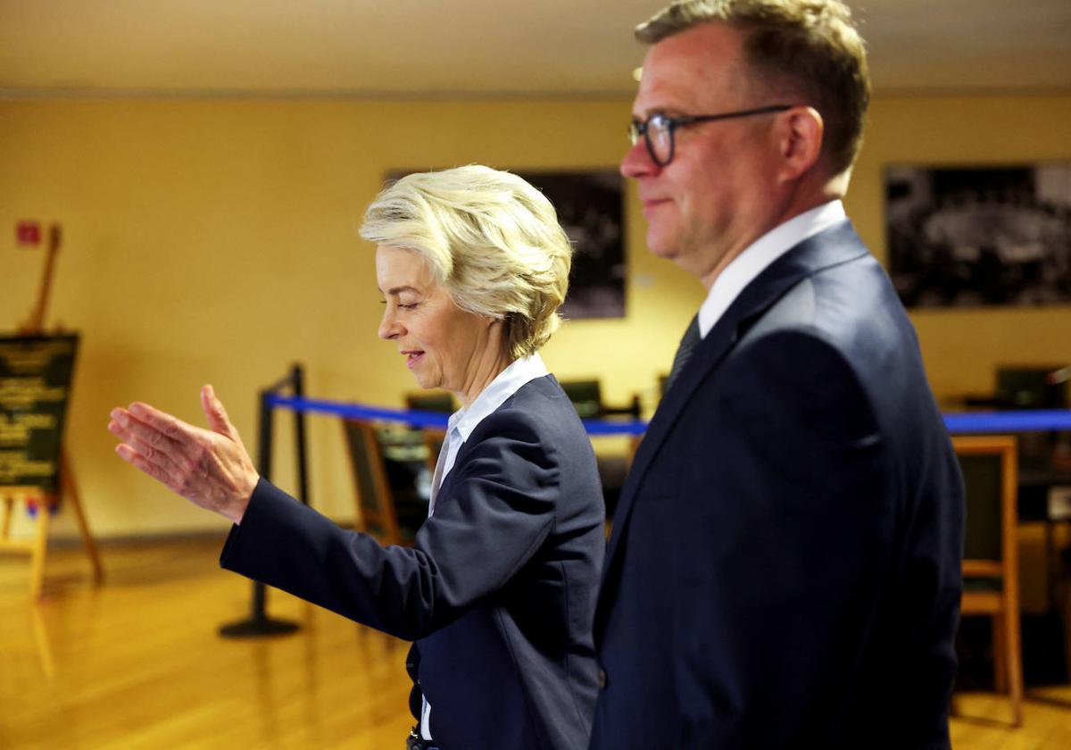 Ursula von der Leyen junto al primer ministro de Finlandia, Petteri Orpo, este martes en Bruselas.