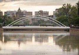 El cauce del rio Segura a su paso por la ciudad de Murcia esta mañana.