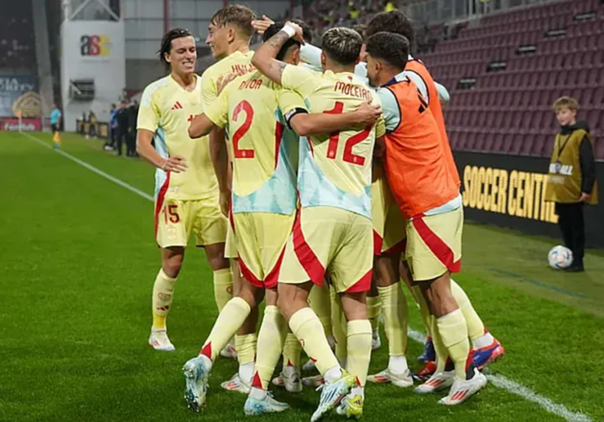 Los jugadores de La Rojita celebran el gol de Robert Navarro ante Hungría.