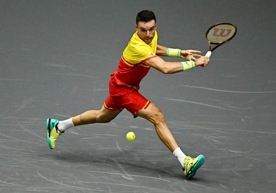 Roberto Bautista devuelve una bola durante su duelo ante Jiri Lehecka.