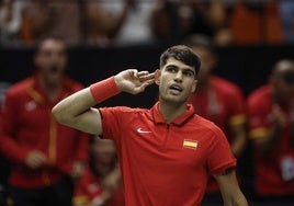 Carlos Alcaraz gesticula durante su partido ante Tomas Machac.