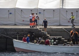 Un cayuco con 63 inmigrantes llega a El Hierro.