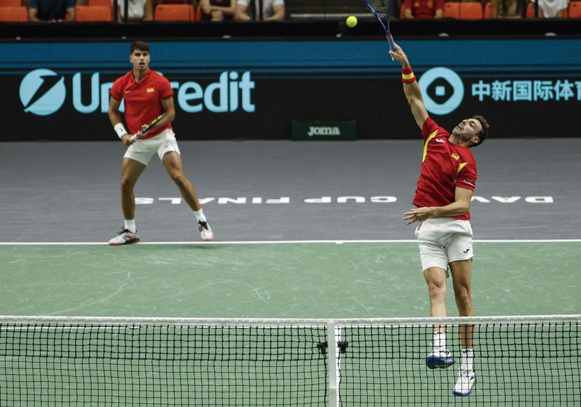 Carlos Alcaraz y Marcel Granollers, este miércoles durante su partido ante la pareja de la República Checa.