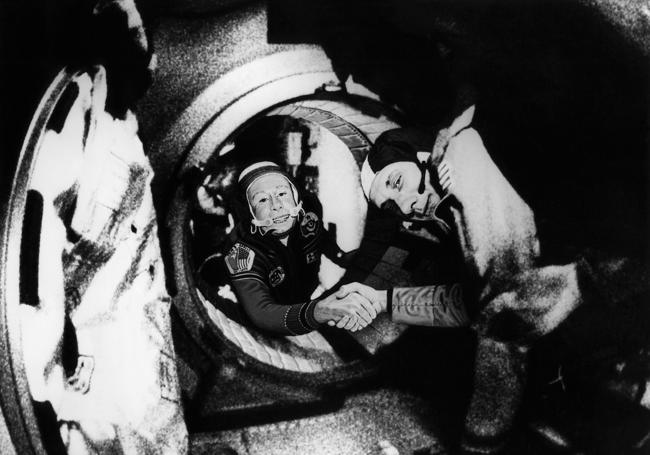 Leonov, a la izquierda, saluda a un astronauta estadounidense en la primera misión conjunta de la historia.