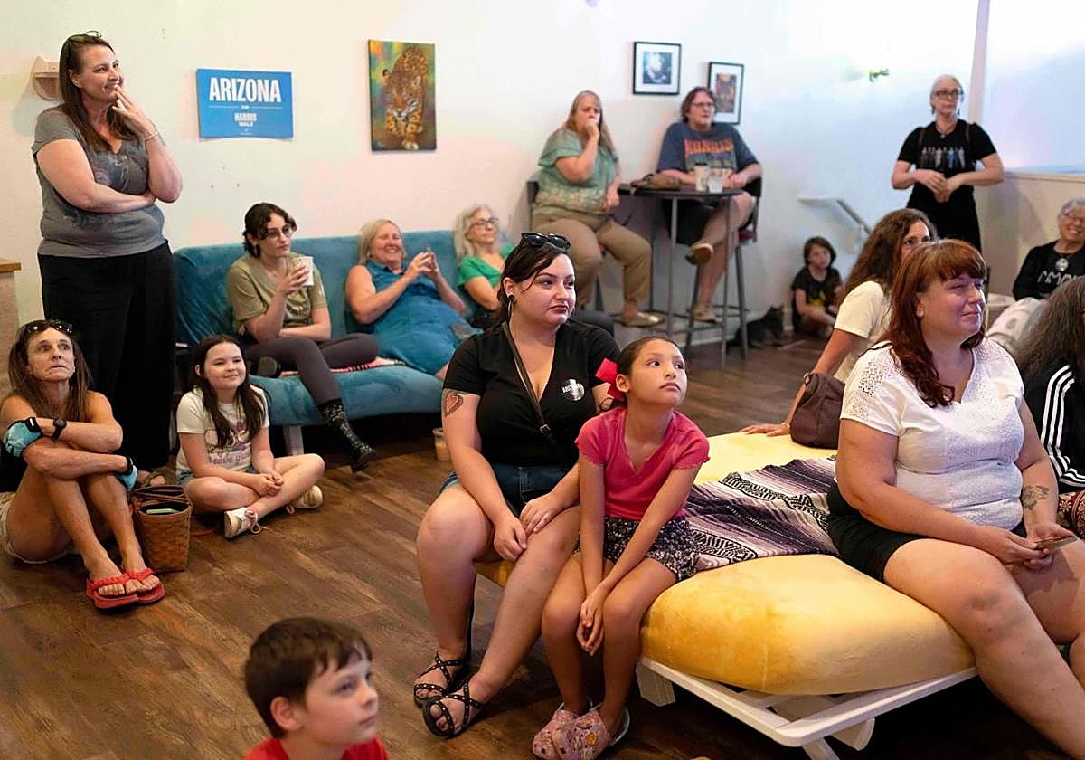 Partidarios de la vicepresidenta y candidata presidencial demócrata Kamala Harris asisten a una fiesta para ver el debate presidencial.