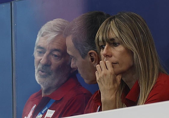 Begoña Gómez y Pedro Sánchez en un partido de la selección femenina de waterpolo en los Juegos Olímpicos de París.