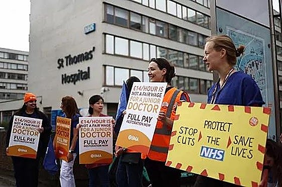 El colapso de la Sanidad británica: es más fácil morirse en Urgencias que en una guerra