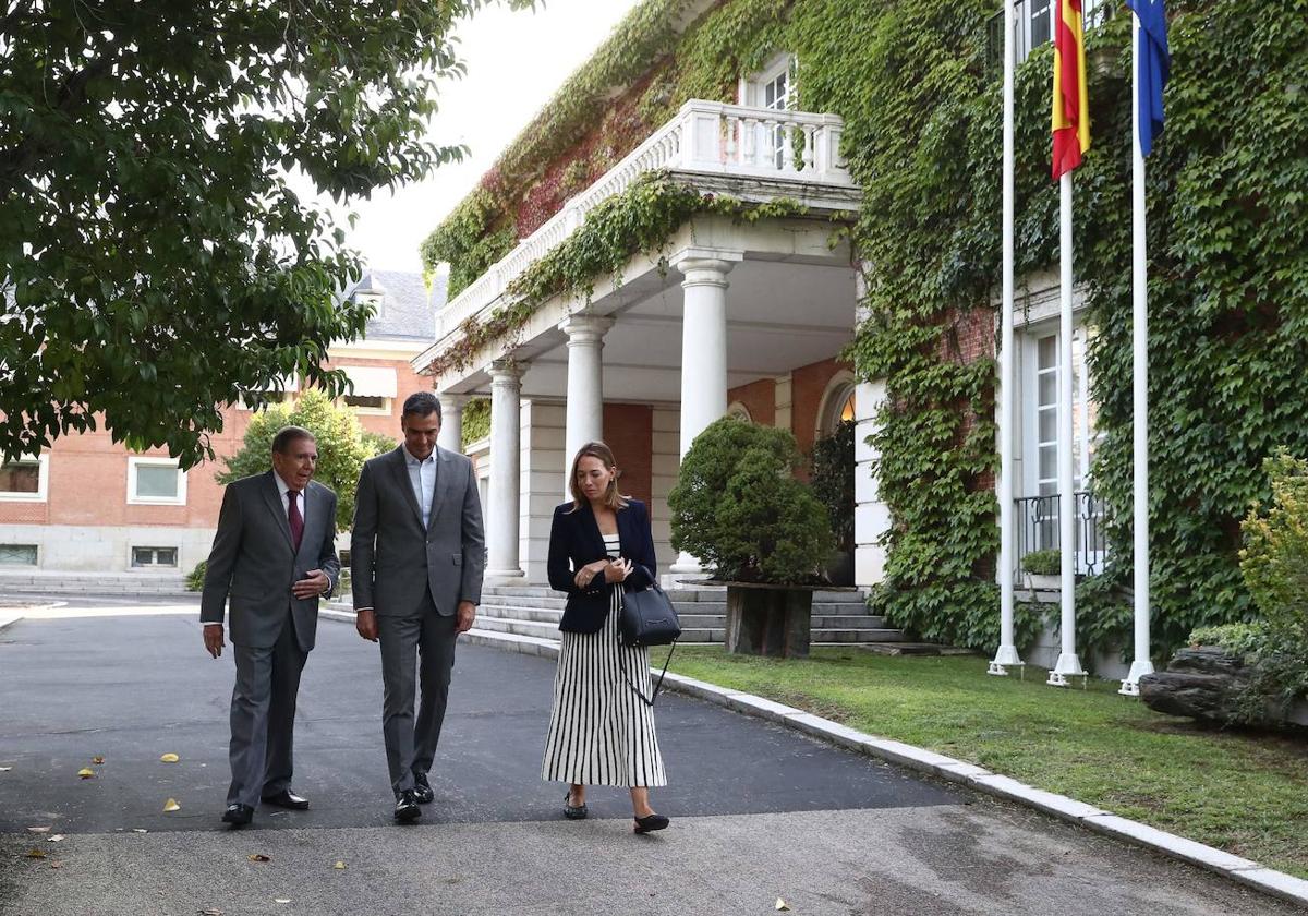 El presidente del Gobierno español, Pedro Sánchez se reúne con el candidato opositor venezolano Edmundo González Urrutia y su hija Carolina González en La Moncloa