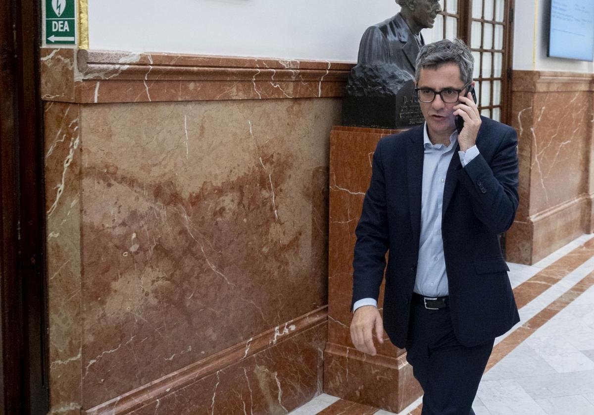 El ministro de la Presidencia y de Justicia, Félix Bolaños, en los pasillos del Congreso.