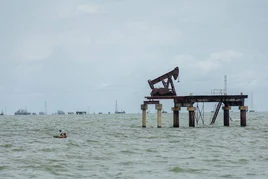 Vista de vieja infraestructura petrolera sobre la costa oriental del Lago de Maracaibo