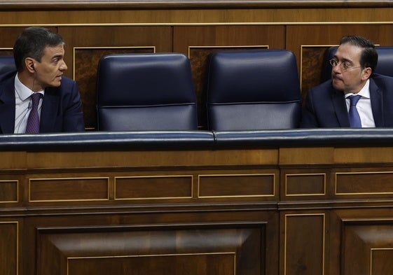 Sánchez y Albares en el Congreso de los Diputados.