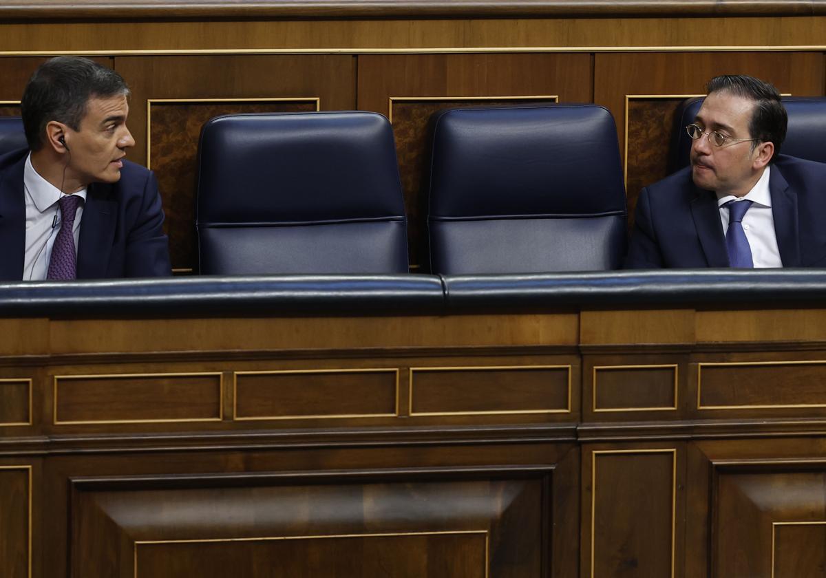 Sánchez y Albares en el Congreso de los Diputados.