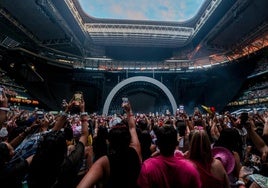 Cientos de personas esperan el concierto de la cantantante colombiana Karol G en el Estadio Santiago Bernabéu.