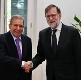 El candidato opositor se reúne con Rajoy, que hace frente en Venezuela con González y Aznar