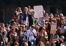 Manifestantes exhiben pancartas en Marsella para condenar los abusos sexuales sufridos por Gisèle Pelicot.