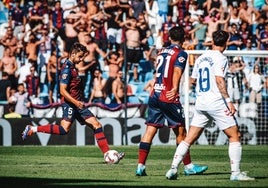 El Levante remonta frente a un Eldense con dos jugadores menos