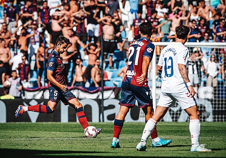 El Levante remonta frente a un Eldense con dos jugadores menos