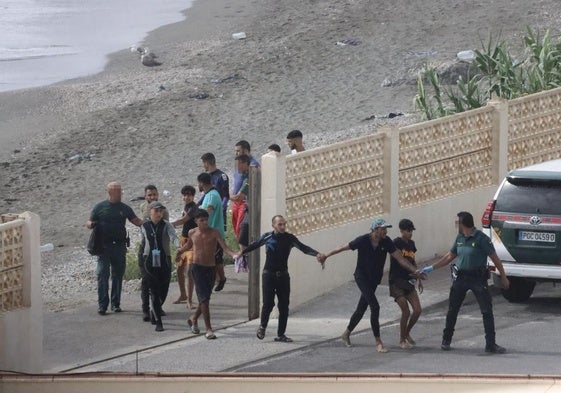 Nueva llegada de migrantes a nado a la playa de Ceuta.