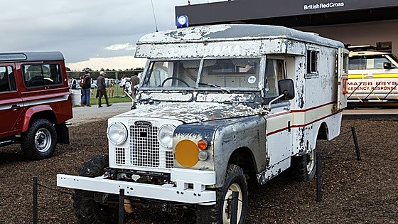 Land Rover recupera una ambulancia clásica por sus 70 años de colaboración con la Cruz Roja