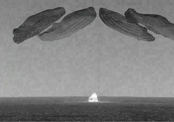 Imagen del amerizaje de la cápsula a través de cámaras infrarrojas.