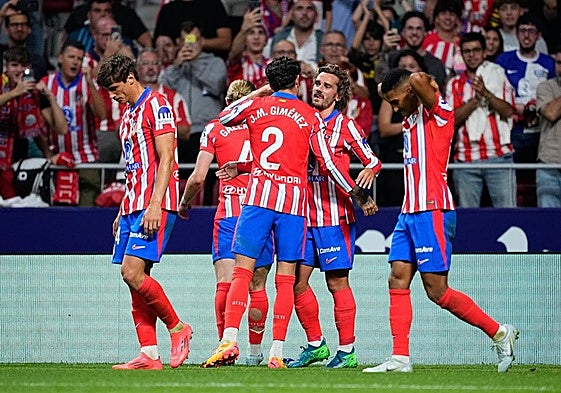 Griezmann celebra junto su gol al Valencia junto a sus compañeros.