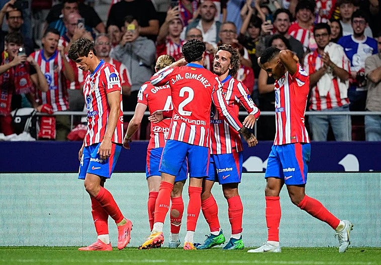 Griezmann celebra junto su gol al Valencia junto a sus compañeros.