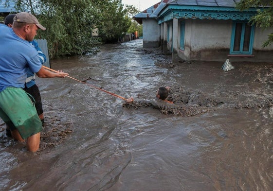 Vecinos del condado rumano de Galati intentan rescatar a un hombre arrastrado por el caudal del agua.