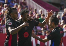 Lamine Yamal celebra uno de sus goles al Girona junto a Koundé y Pedri.