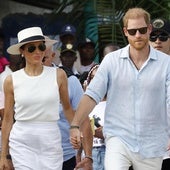 Los duques de Sussex, el príncipe Harry y Meghan, recorriendo las calles de San Basilio de Palenque (Colombia) este verano.