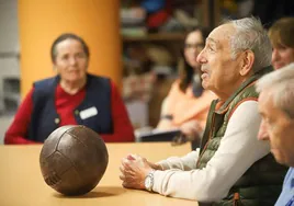 Imagen de uno de los Talleres de Reminiscencia basados en fútbol que organiza LaLiga y su Fundación junto a la Federación Española de Asociaciones de Veteranos (FEAFV)