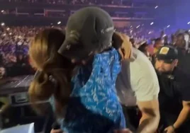 Ana Boyer abraza a Enrique Iglesias en el concierto de Dubái.