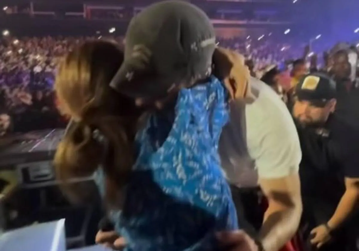 Ana Boyer abraza a Enrique Iglesias en el concierto de Dubái.