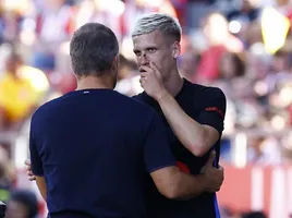 Dani Olmo conversa con el técnico Hansi Flick tras pedir el cambio en Montilivi.