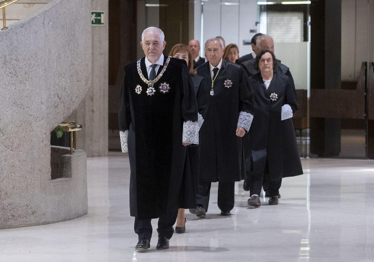 El presidente del TC, Cándido Conde-Pumpido, acompañado por el resto de magistrados el día de la toma de posesión de José María Macías.