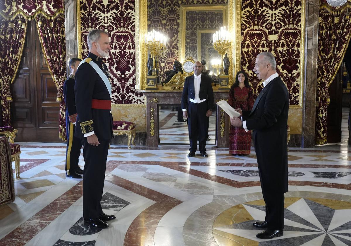 El embajador del Estado de Palestina en España, Husni Abdelwahed entrega sus cartas credenciales al rey Felipe VI durante una recepción este lunes en el Palacio Real en Madrid.