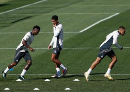 Vinicius, Bellingham y Mbappé, preparando este lunes el estreno del Real Madrid en la nueva Champions.