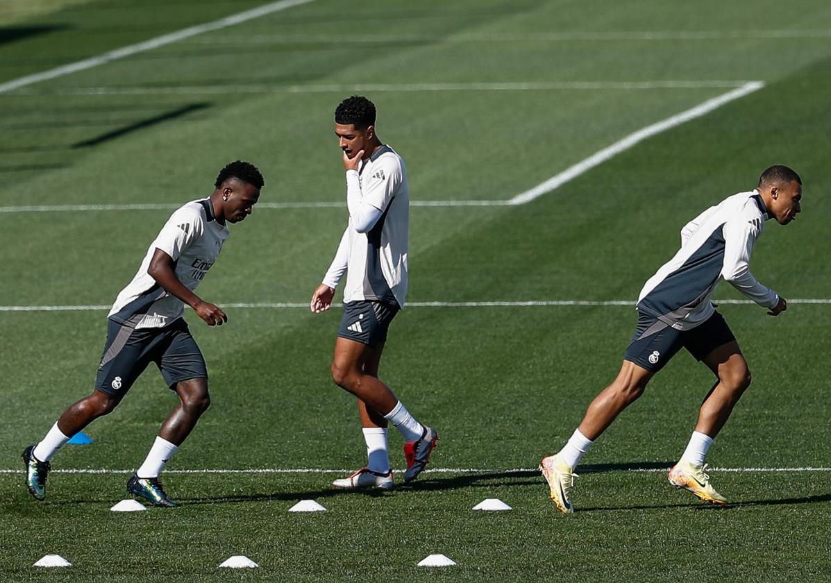 Vinicius, Bellingham y Mbappé, preparando este lunes el estreno del Real Madrid en la nueva Champions.