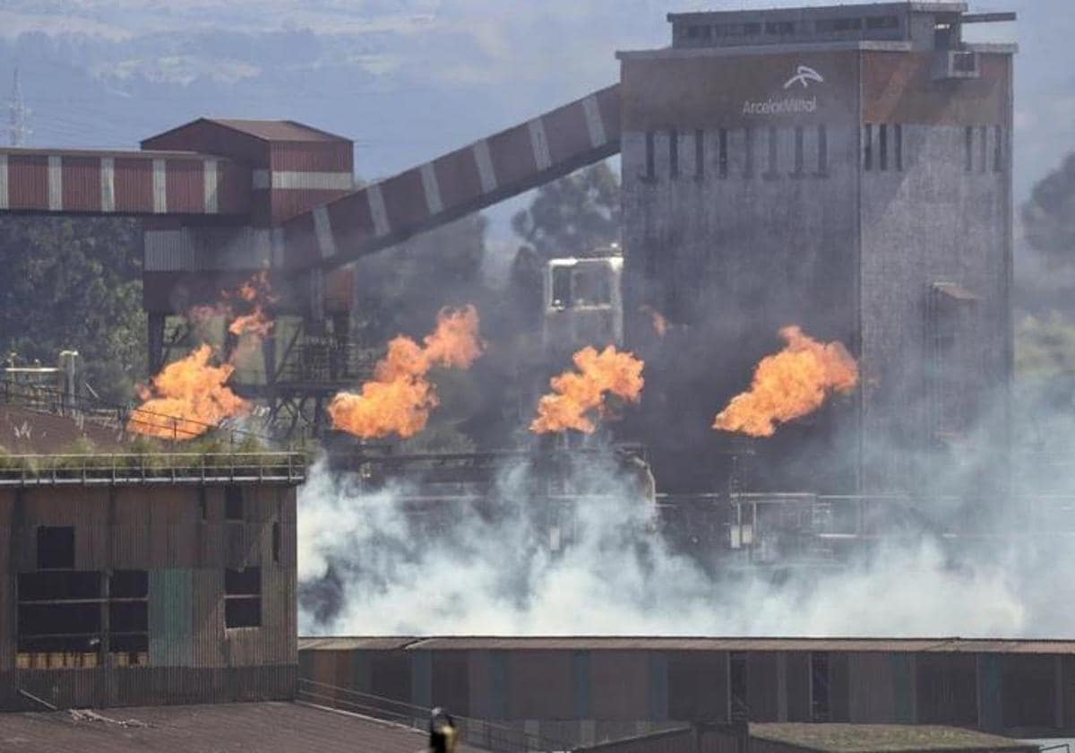 Gran humareda y fuego en la fábrica de Arcelor, en Gijón.